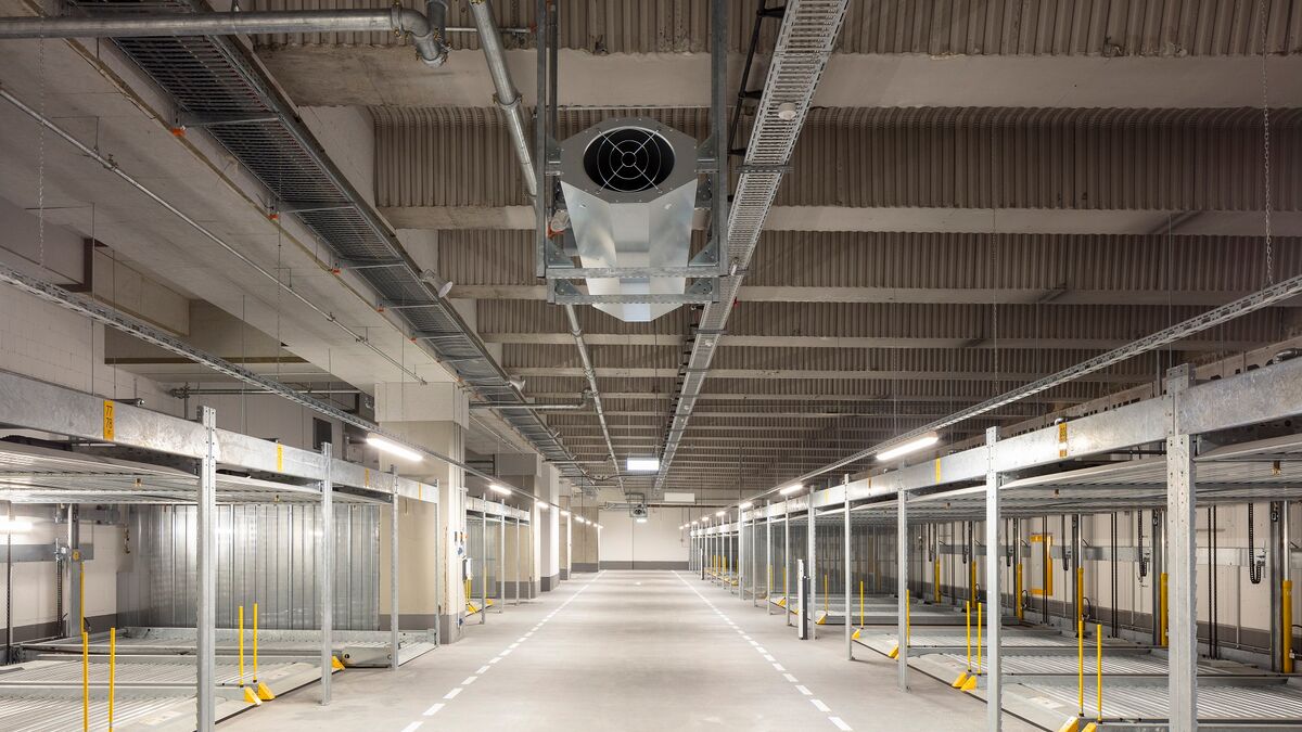 Overview of the WÖHR Combilifts in the underground car park (full view)