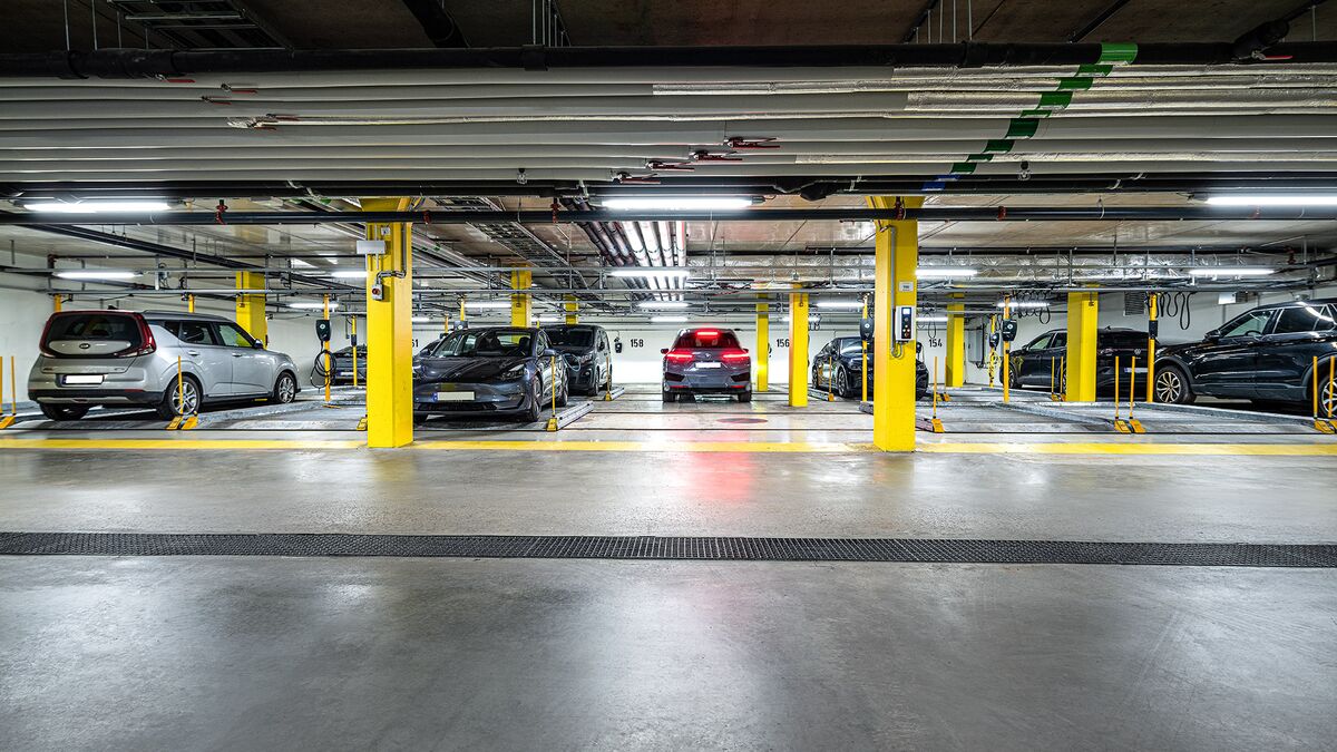 Front view of the layout of the WÖHR 501 parking platforms in the underground car park