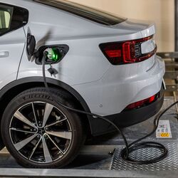 Mașina este alimentată cu energie electrică și se află pe o platformă în cadrul sistemului de parcare.