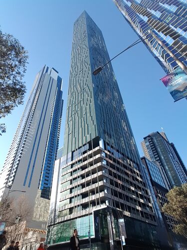 Vedere exterioară a clădirii Shadow Play din centrul orașului Melbourne
