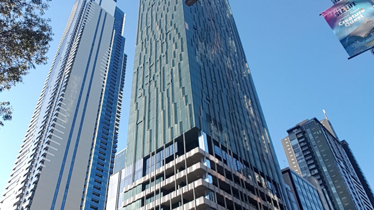 Vedere exterioară a clădirii Shadow Play din centrul orașului Melbourne