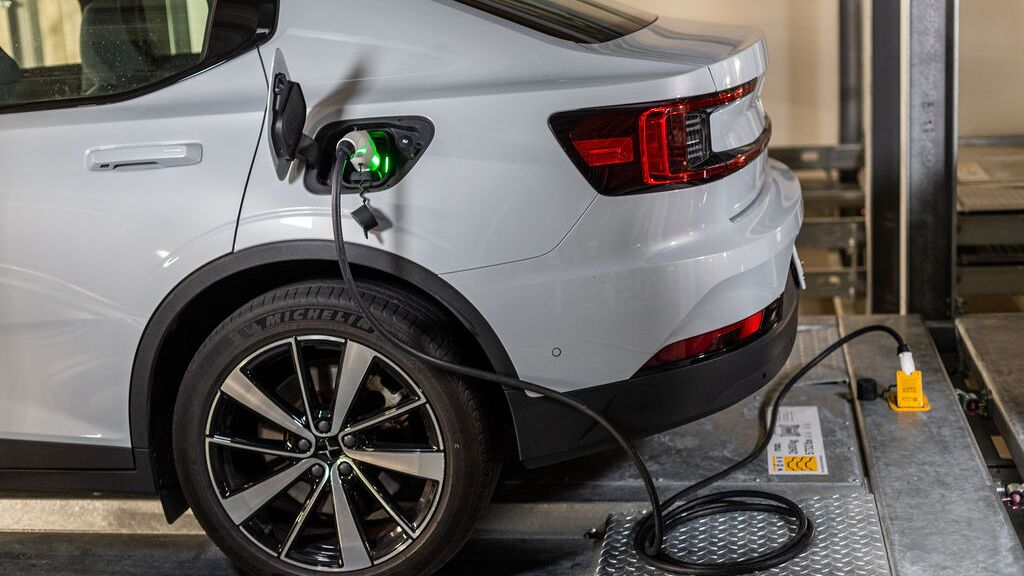Mașina este alimentată cu energie electrică și se află pe o platformă în cadrul sistemului de parcare.