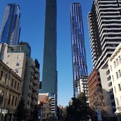 Vedere exterioară a clădirii Shadow Play din centrul orașului Melbourne
