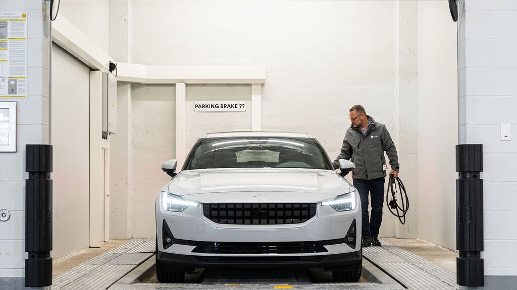 The image shows the transfer area of an automated parking system where the vehicle is parked by the driver.