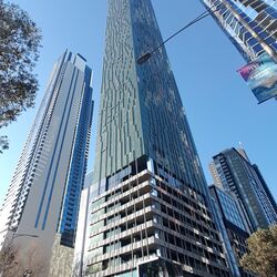 Vedere exterioară a clădirii Shadow Play din centrul orașului Melbourne