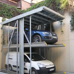 Un sistem de parcare pe care sunt parcate mașini